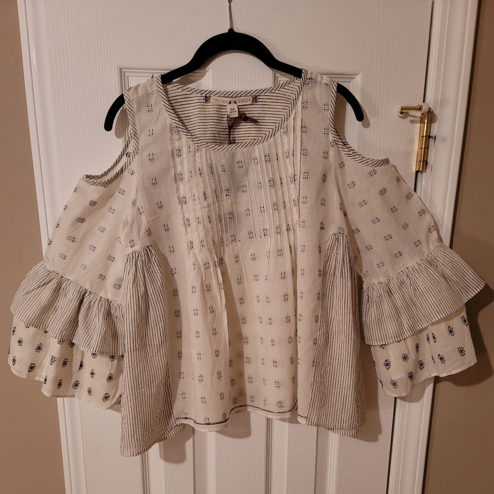 NWT Chelsea & Violet open shoulder layered flare sleeve top. Size M